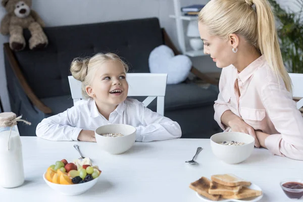 Mãe e filha tomando café da manhã — Fotografia de Stock