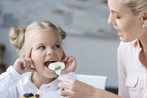 Mother and daughter having breakfast — Stock Photo