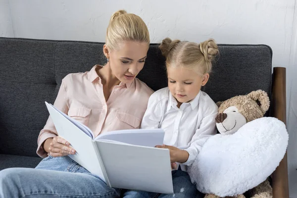 Mutter und Tochter lesen Buch — Stockfoto