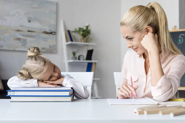 Mère et fille étudient à la maison — Photo de stock