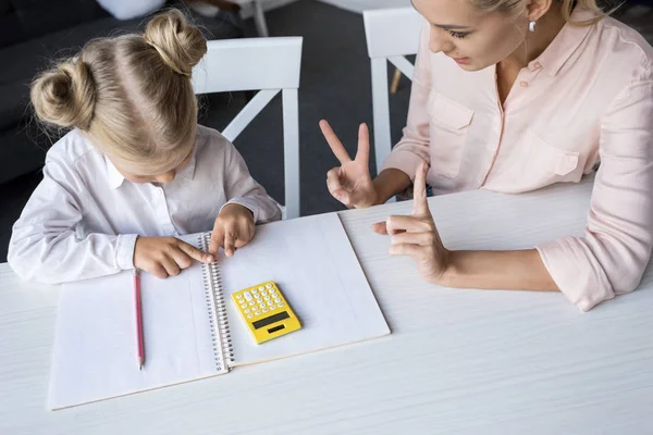 Mutter und Tochter lernen Mathematik — Stockfoto