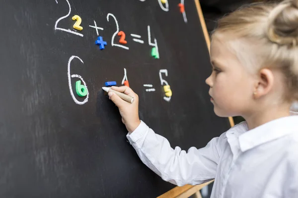 Kind studiert Zahlen — Stockfoto