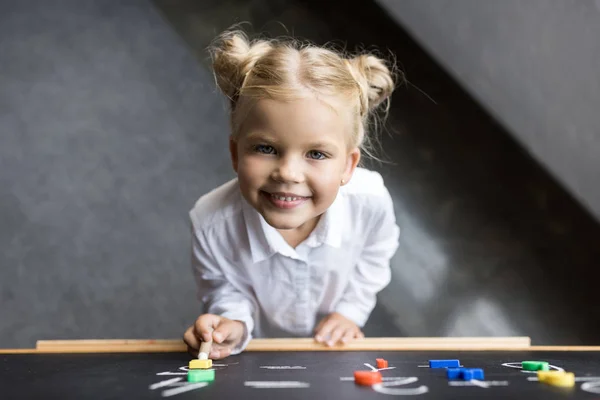 Kind studiert Zahlen — Stockfoto