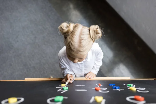 Kind studiert Zahlen — Stockfoto