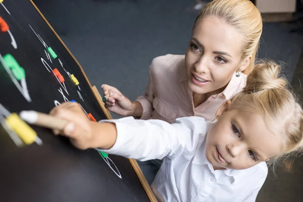 Mother and daughter learning numbers — Stock Photo