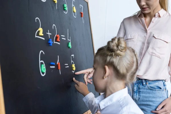 Mother and daughter learning numbers — Stock Photo