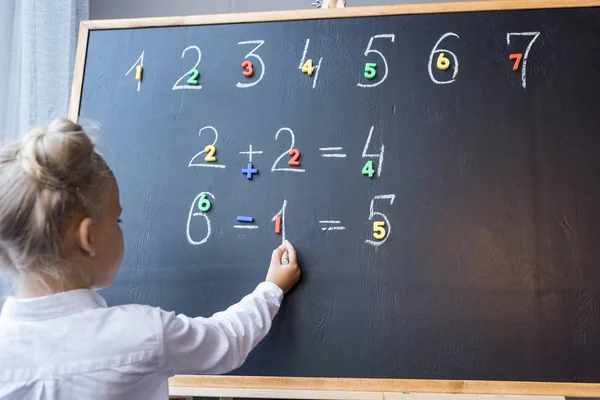 Niño estudiando números - foto de stock