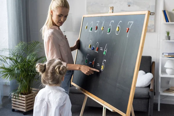 Números de aprendizaje de madre e hija - foto de stock