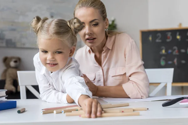 Mutter und Tochter mit Bleistiften — Stockfoto