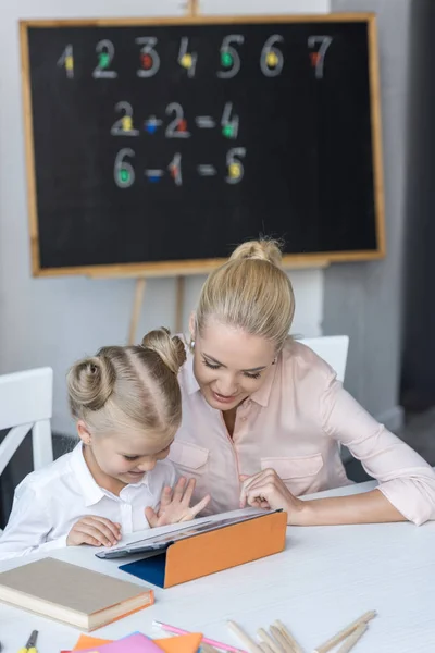 Mutter und Tochter mit digitalem Tablet — Stockfoto