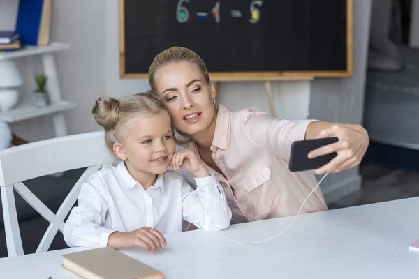 Mutter und Tochter nutzen Smartphone — Stockfoto