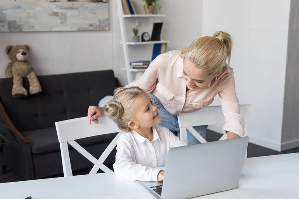 Madre e figlia utilizzando il computer portatile — Foto stock