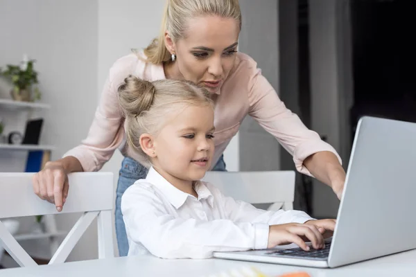 Mãe e filha usando laptop — Fotografia de Stock