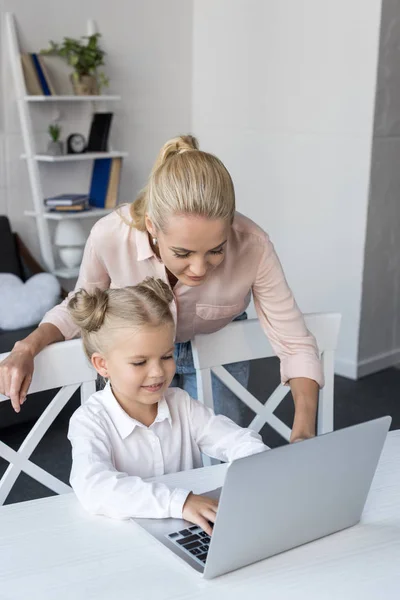 Madre e figlia utilizzando il computer portatile — Foto stock