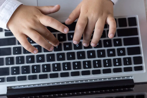 Kind benutzt Laptop — Stockfoto