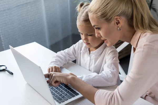 Madre e figlia utilizzando il computer portatile — Foto stock