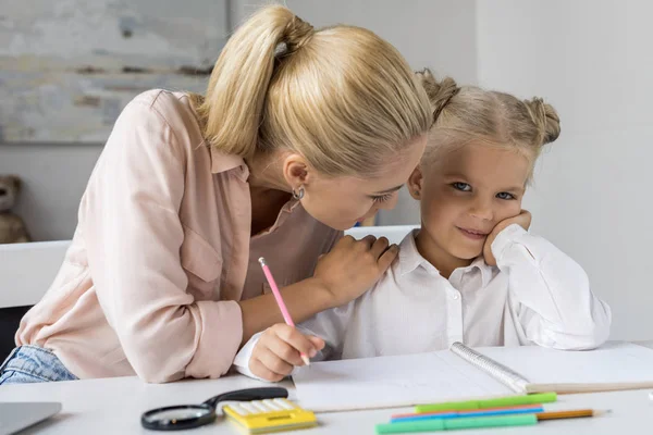 Kind zeichnet mit Mutter — Stockfoto