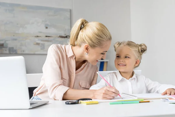 Madre e figlia che si riuniscono — Foto stock