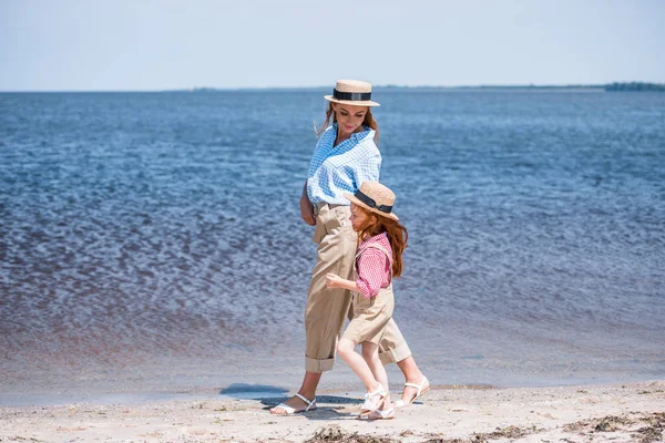 Мати і дочка ходять на березі моря — стокове фото