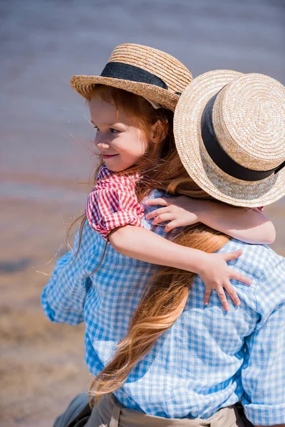 Mother and daughter hugging — Stock Photo