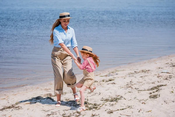 Glückliche Mutter und Tochter am Strand — Stockfoto