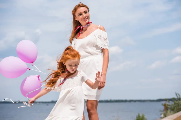 Mãe e filha com balões — Fotografia de Stock