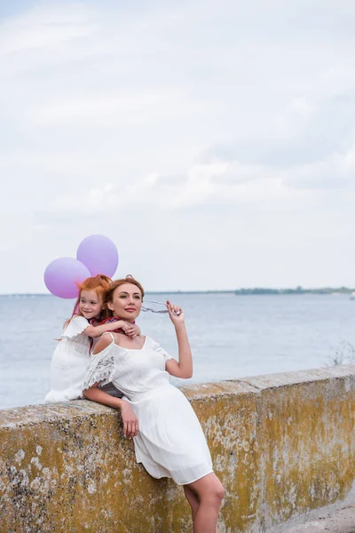 Mãe e filha com balões — Fotografia de Stock