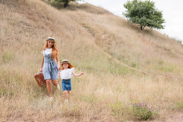 Madre e hija con maleta - foto de stock