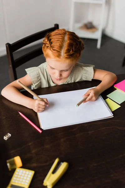 Little girl drawing — Stock Photo