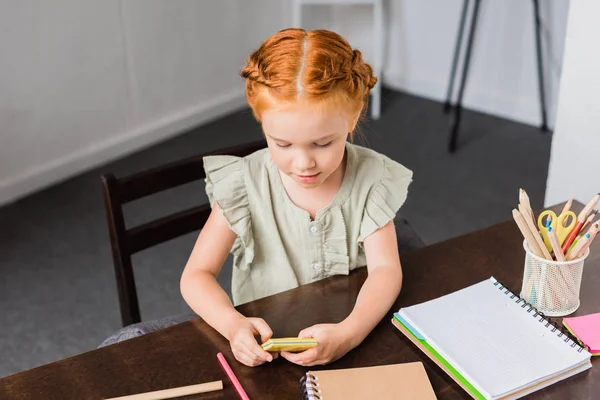 Маленька дівчинка з калькулятором — стокове фото