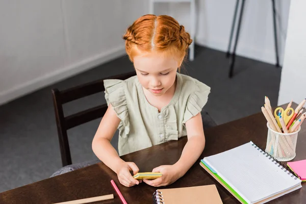 Kleines Mädchen mit Taschenrechner — Stockfoto