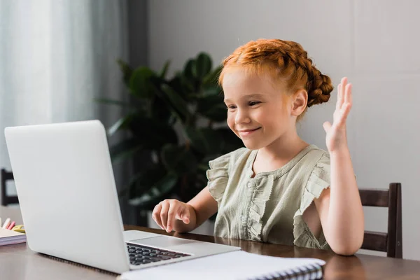 Ragazzina con computer portatile — Foto stock