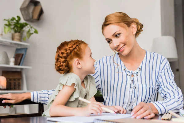 Liebevolle Mutter schaut Tochter an — Stockfoto