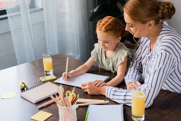 Mother and daughter drawing in album — Stock Photo