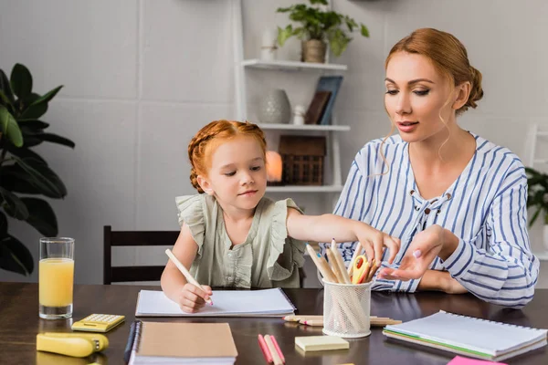 Madre e figlia che disegnano con matite — Foto stock