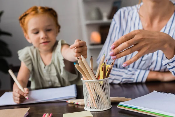 Mother and daughter drawing with pencils — Stock Photo