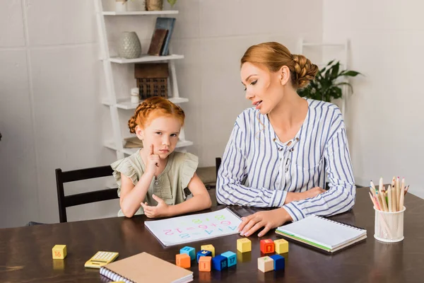 Mother and daughter learning math — Stock Photo