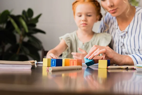 Mère et fille apprenant avec des cubes de lettre — Photo de stock