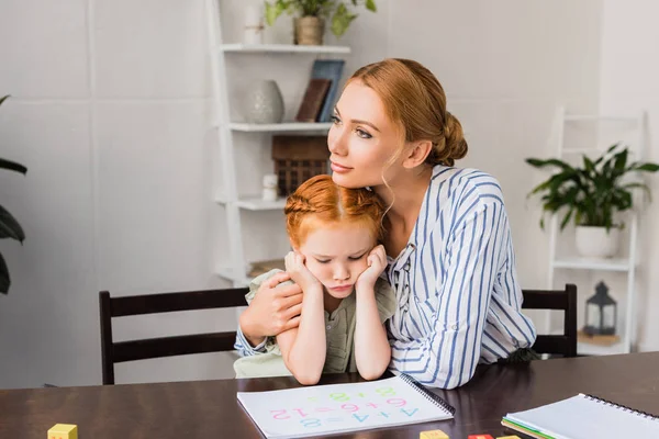 Mutter umarmt depressive Tochter — Stockfoto