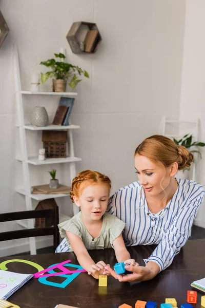 Mutter und Tochter lernen Alphabet — Stockfoto