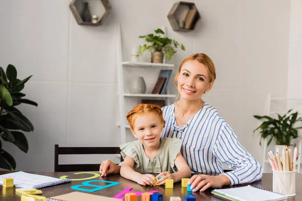 Alfabeto de aprendizaje de madre e hija - foto de stock