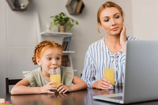 Mère et fille regardant ordinateur portable — Photo de stock