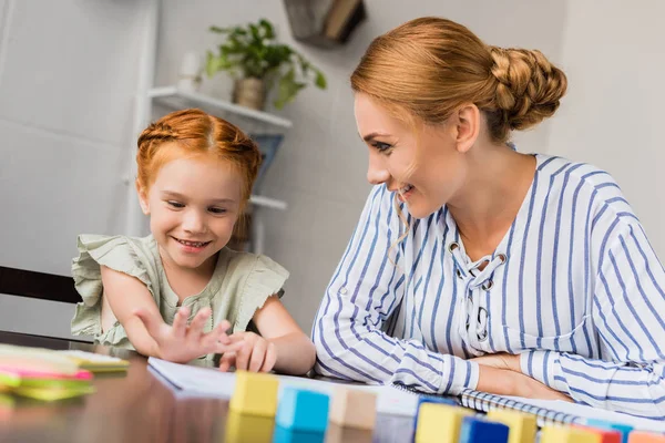 Madre e hija aprendiendo matemáticas en casa - foto de stock