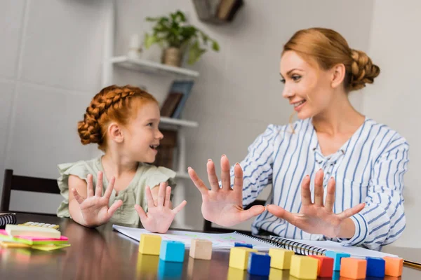 Madre e hija aprendiendo matemáticas en casa - foto de stock