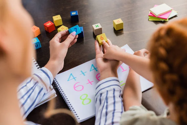 Madre e figlia che imparano la matematica a casa — Foto stock