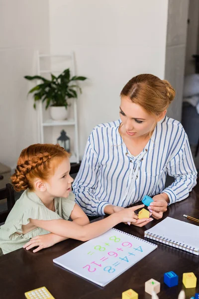 Mãe e filha aprendendo matemática em casa — Fotografia de Stock