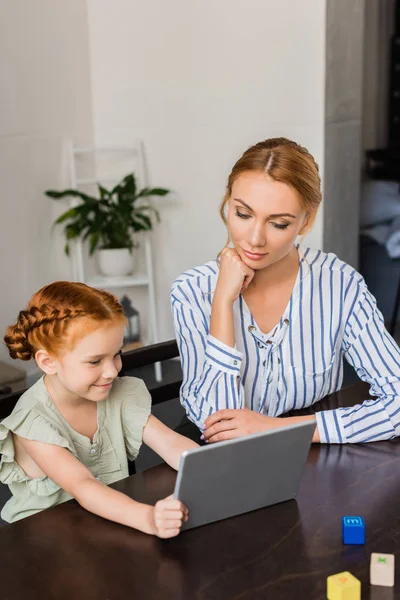 Mother and daughter looking at tablet — Stock Photo