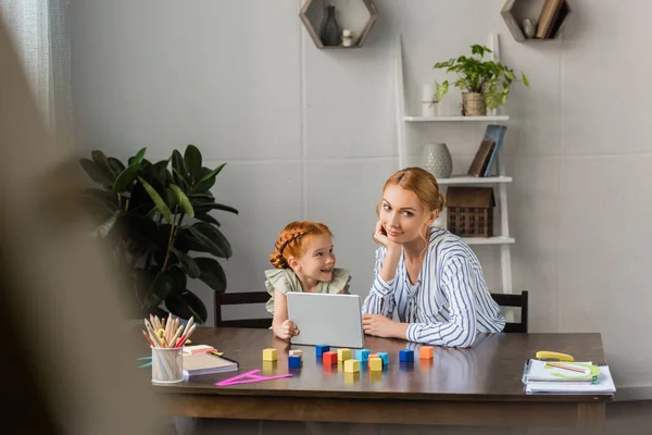 Mère et fille utilisant le comprimé — Photo de stock