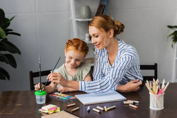 Mother and daughter drawing in album — Stock Photo