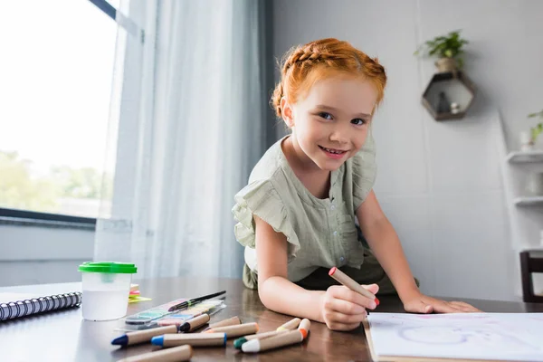Маленька щаслива дівчинка малює — стокове фото